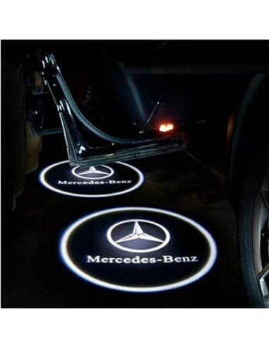 Mercedes-Benz logóval ellátott ajtóprojektorok